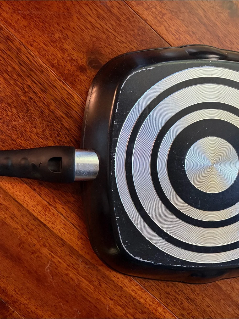 Frigidaire White Nonstick Square Grill Pan